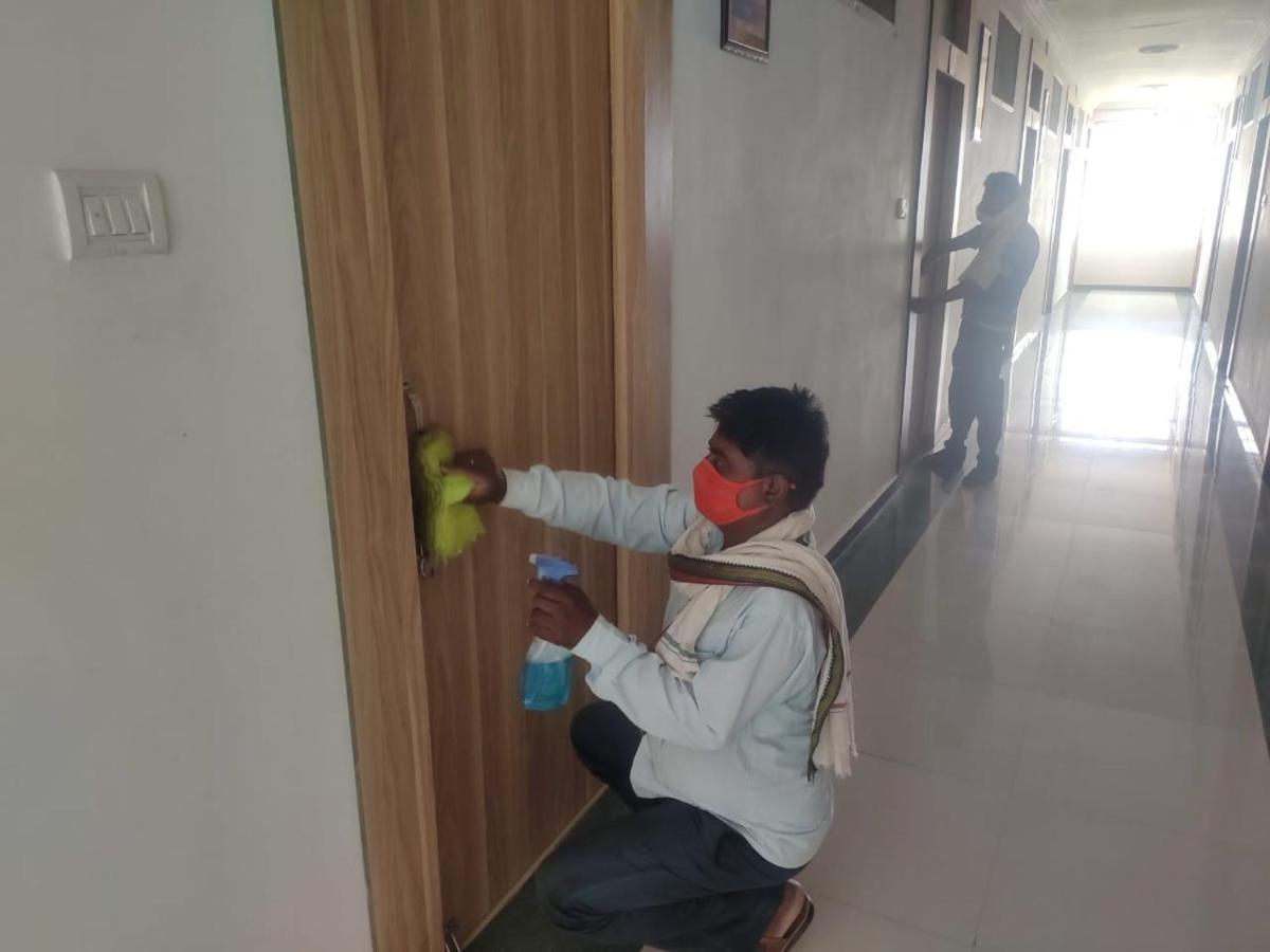Hotel Parth Sitapur Muafi 외부 사진